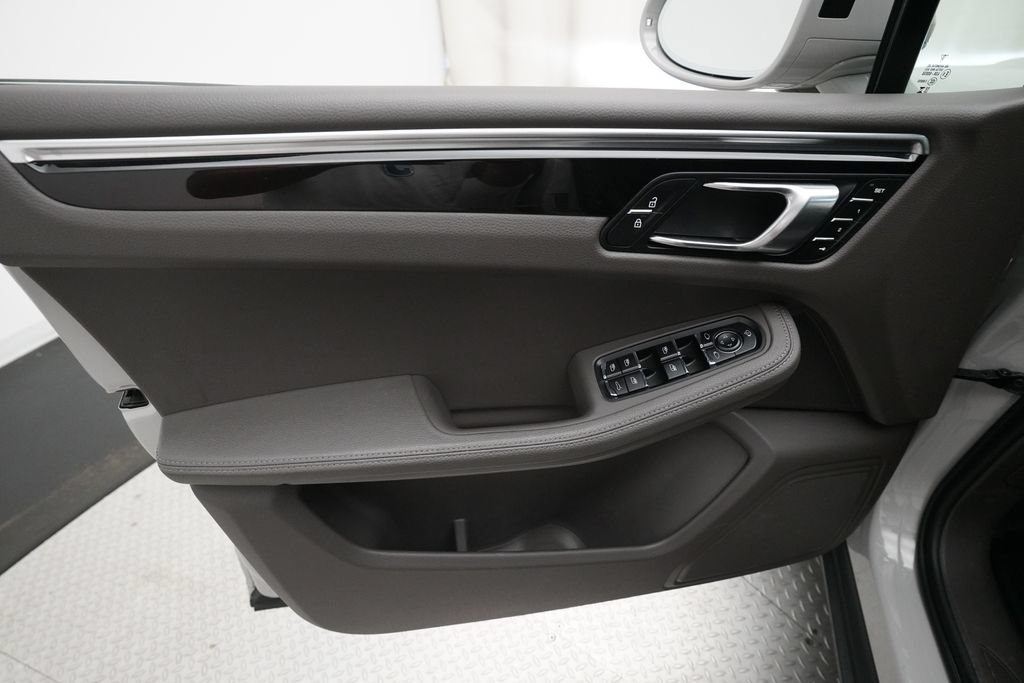 Certified 2023 Porsche Macan AWD/4WD image 11