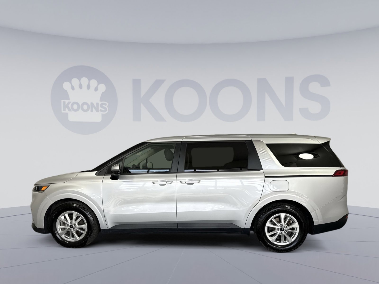 Used 2023 Kia Carnival LX image 2