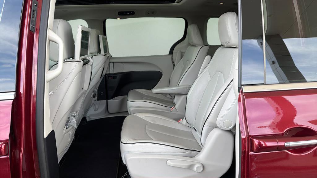 Used 2021 Chrysler Pacifica Limited w/ Uconnect Theater Family Group FWD image 23
