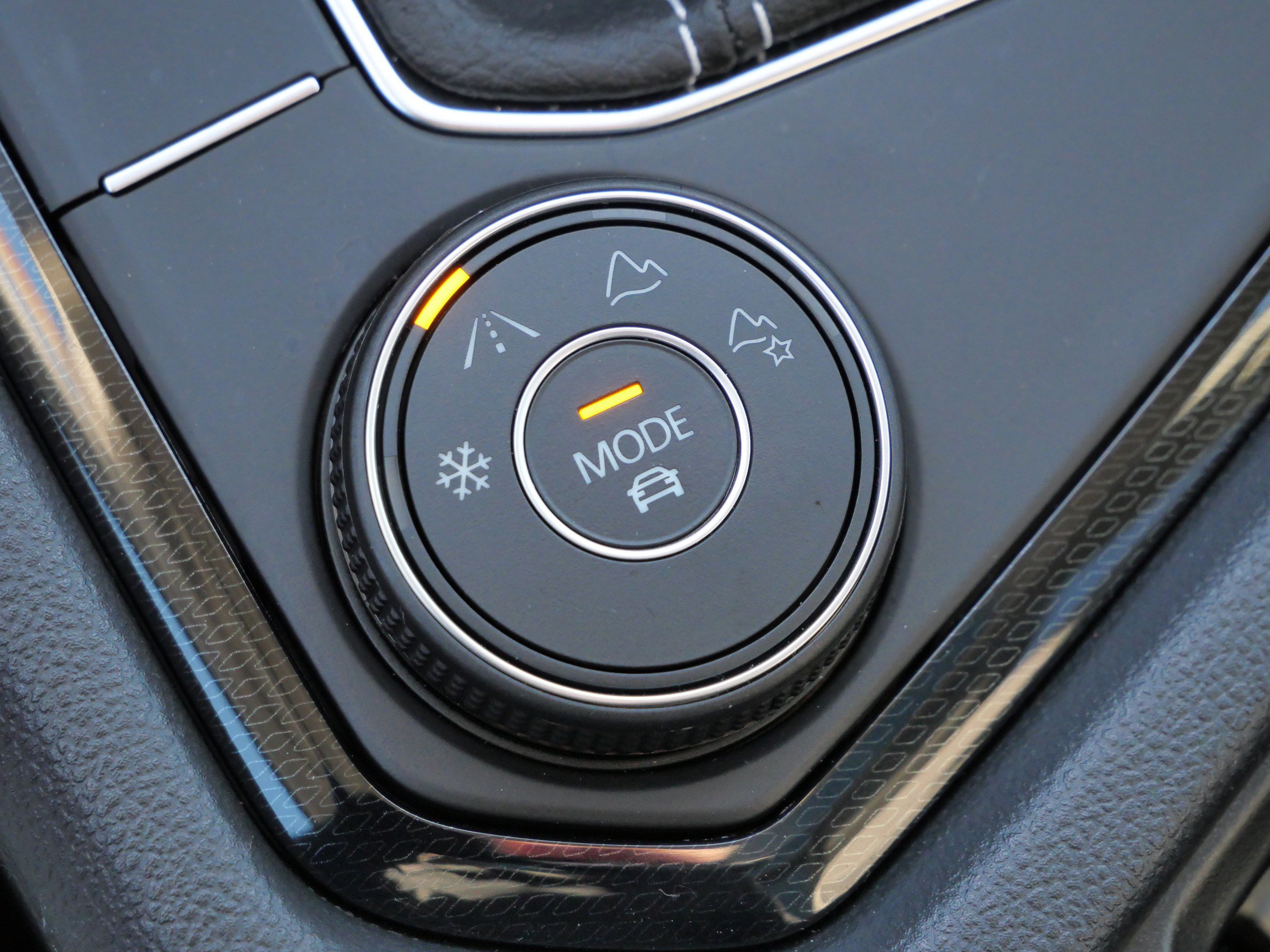 Certified 2025 Volkswagen Taos SE image 28