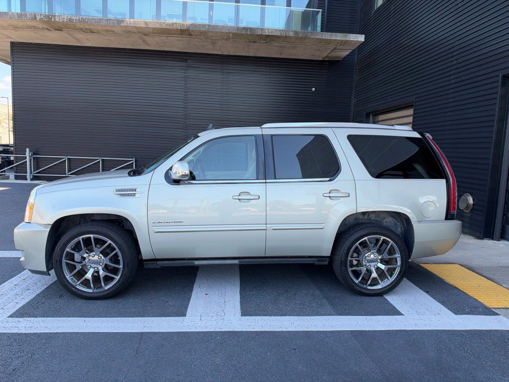 Used 2014 Cadillac Escalade Premium RWD image 2