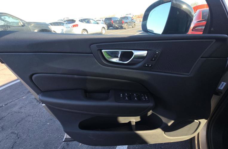 Used 2025 Volvo XC60 B5 Plus image 12