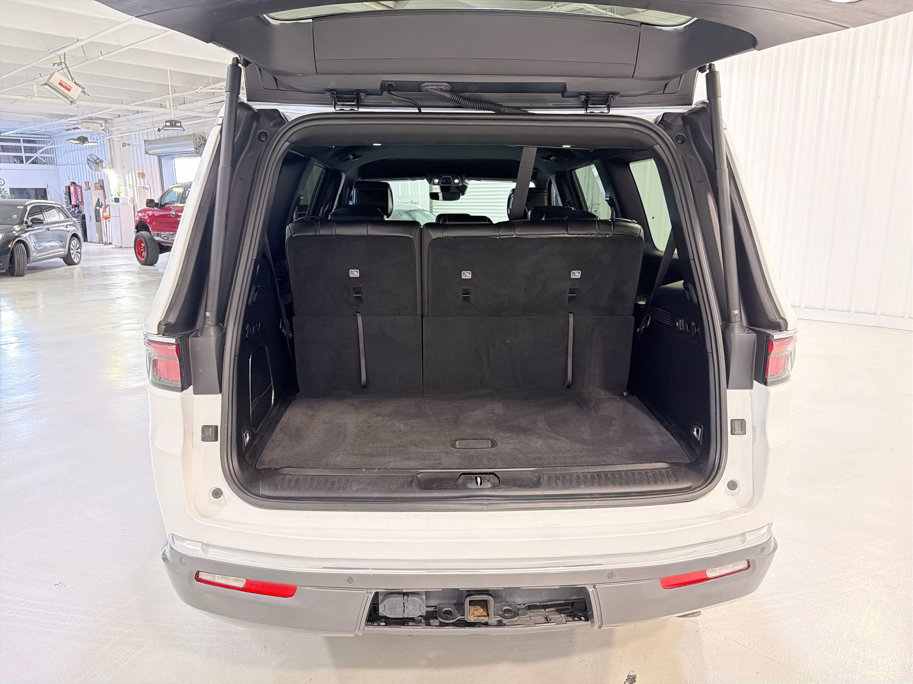 Used 2022 Jeep Wagoneer Series II RWD image 28