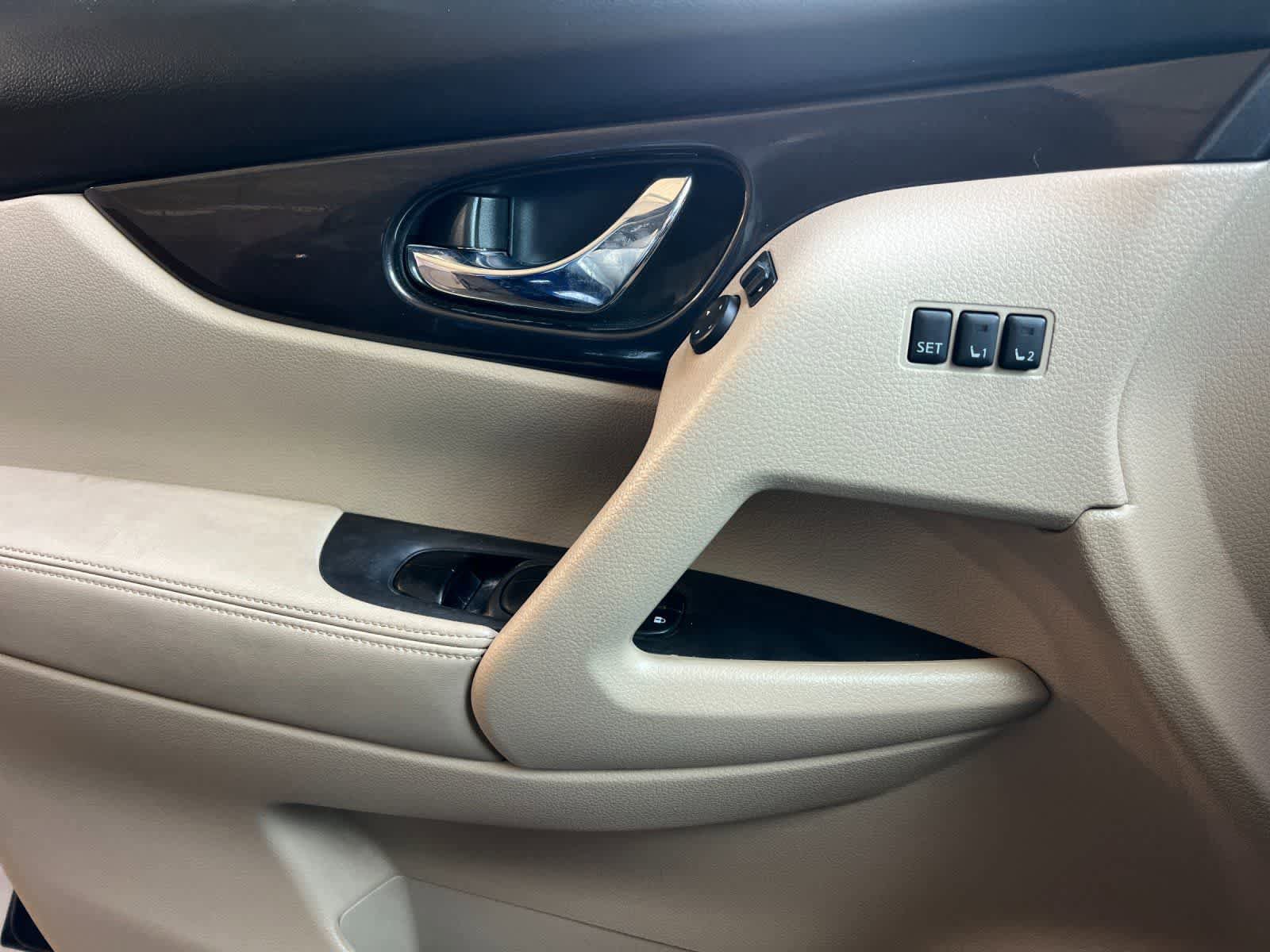 Used 2019 Nissan Rogue SV w/ Premium Package FWD image 13
