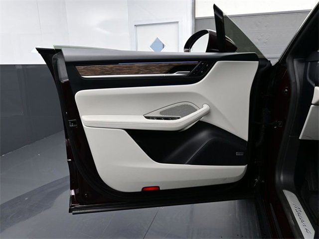 Used 2024 Porsche Macan 4 Electric image 7