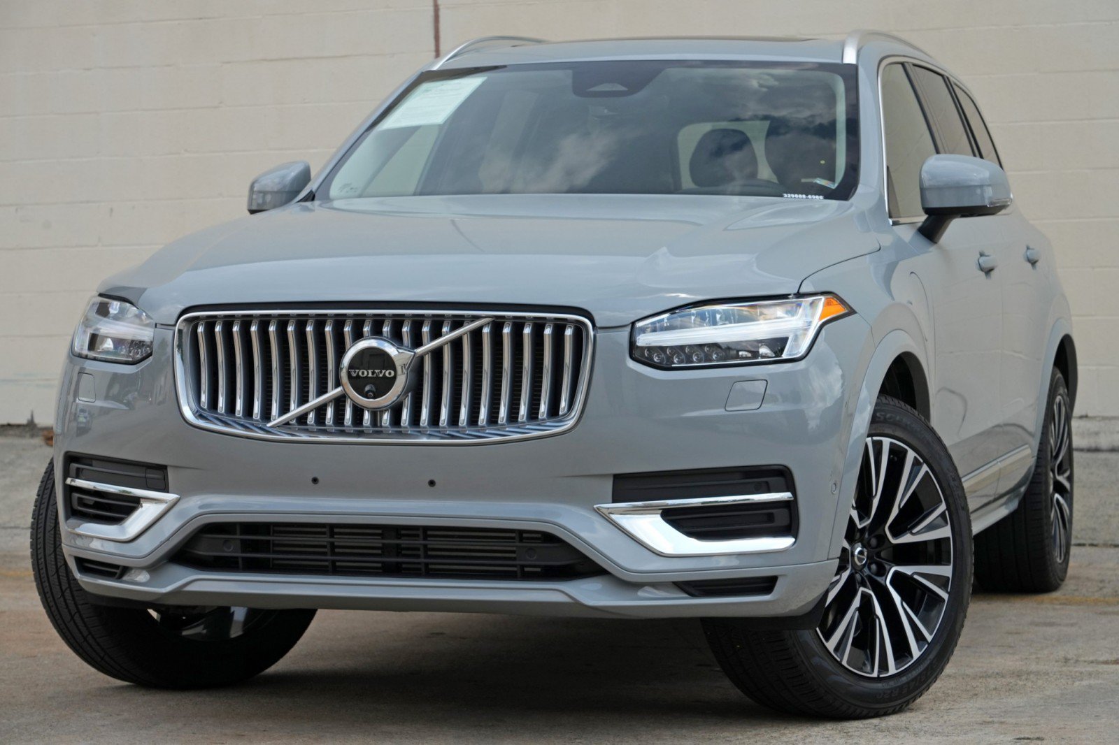 Used 2025 Volvo XC90 T8 Plus w/ Protection Package Premier AWD/4WD image 3