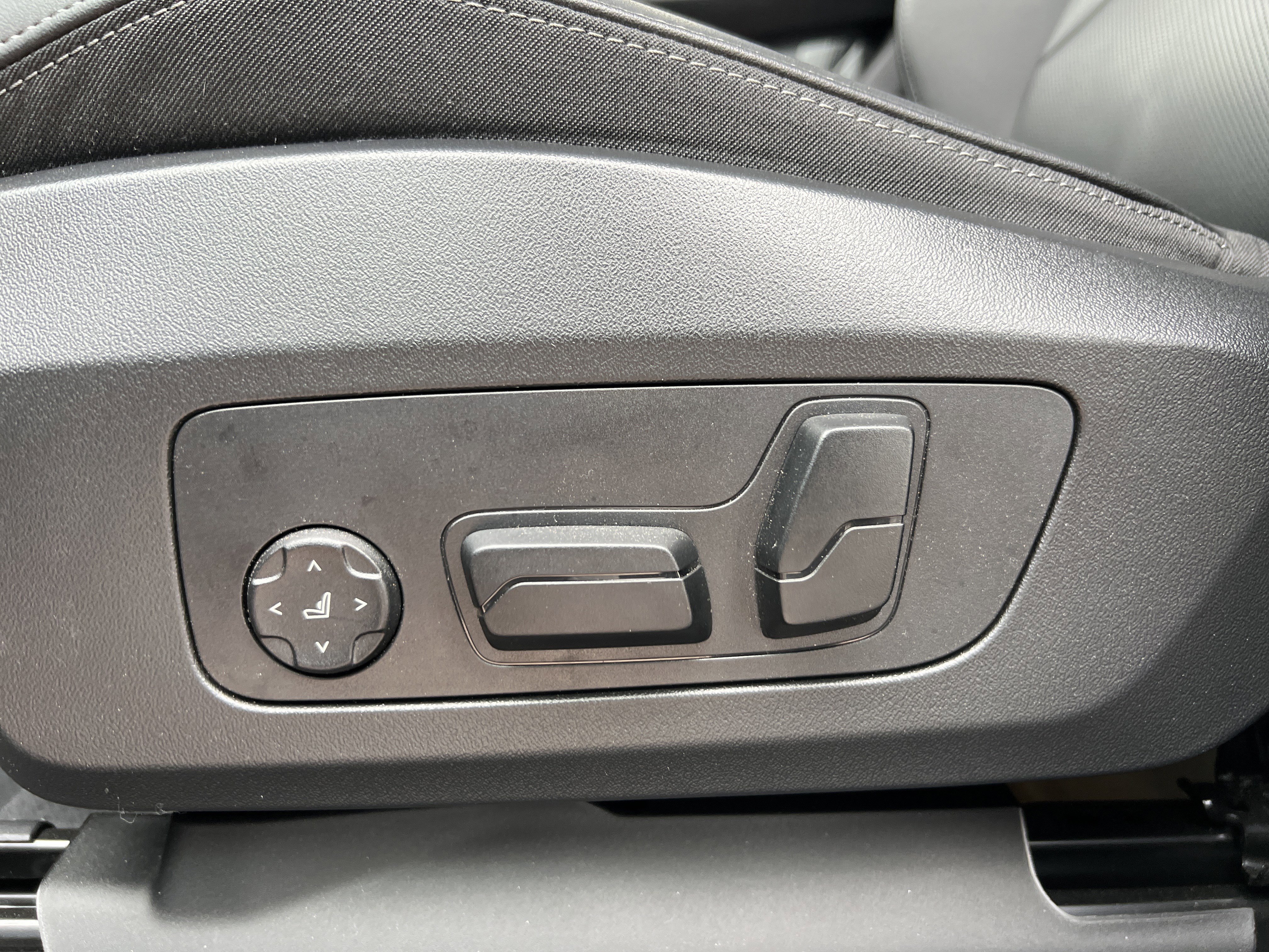 Certified 2025 BMW X2 xDrive28i AWD/4WD image 37