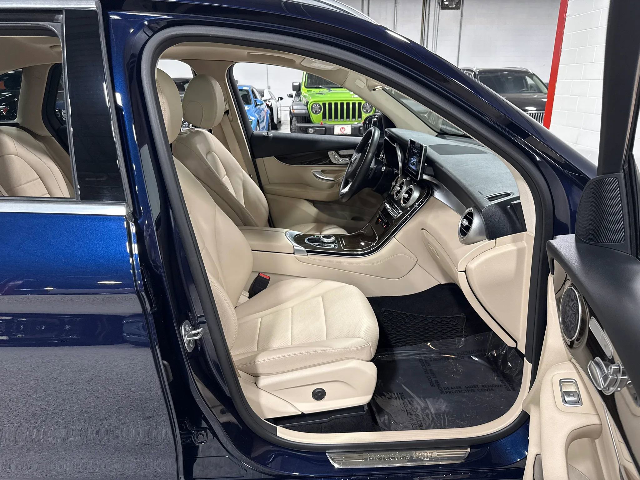 Used 2019 Mercedes-Benz GLC 300 4MATIC w/ Premium Package image 46