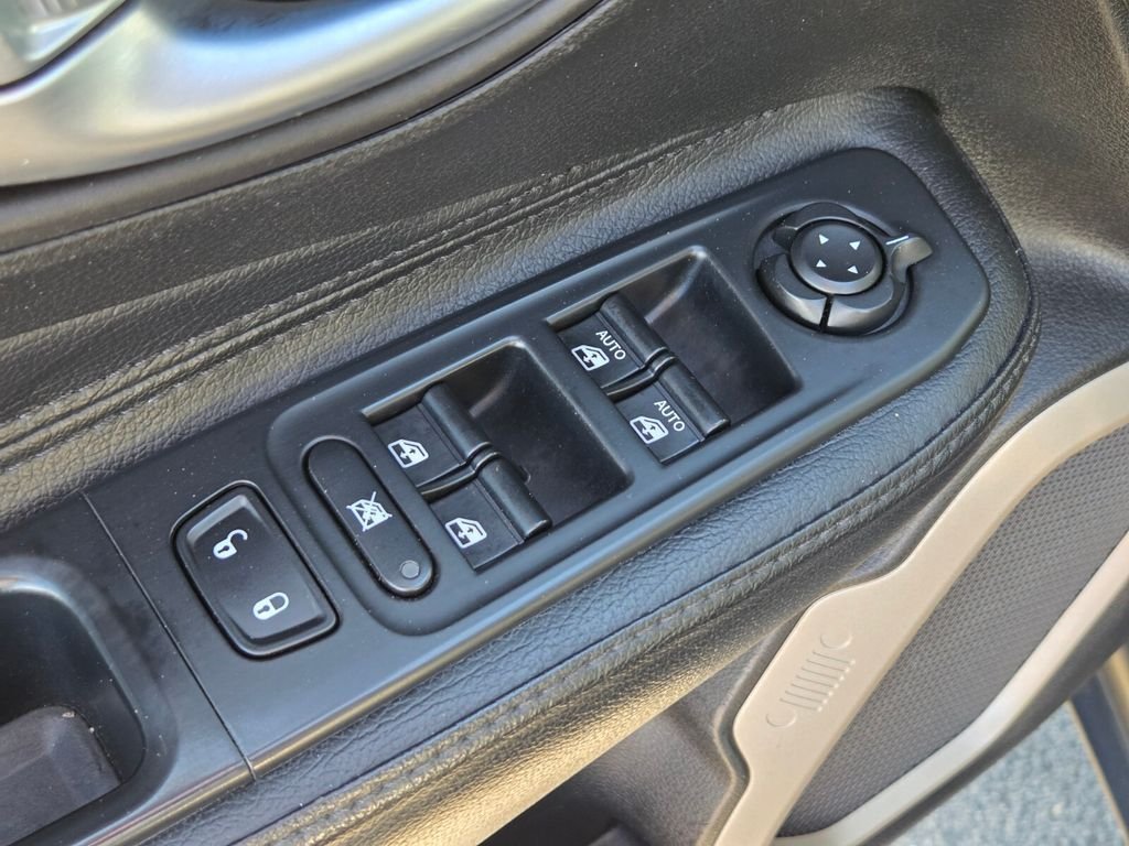 Used 2015 Jeep Renegade Latitude w/ Popular Equipment Group FWD image 23