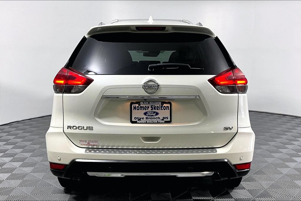 Used 2019 Nissan Rogue SV w/ Premium Package FWD image 4