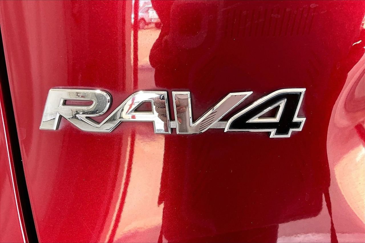 Used 2022 Toyota RAV4 LE FWD image 31