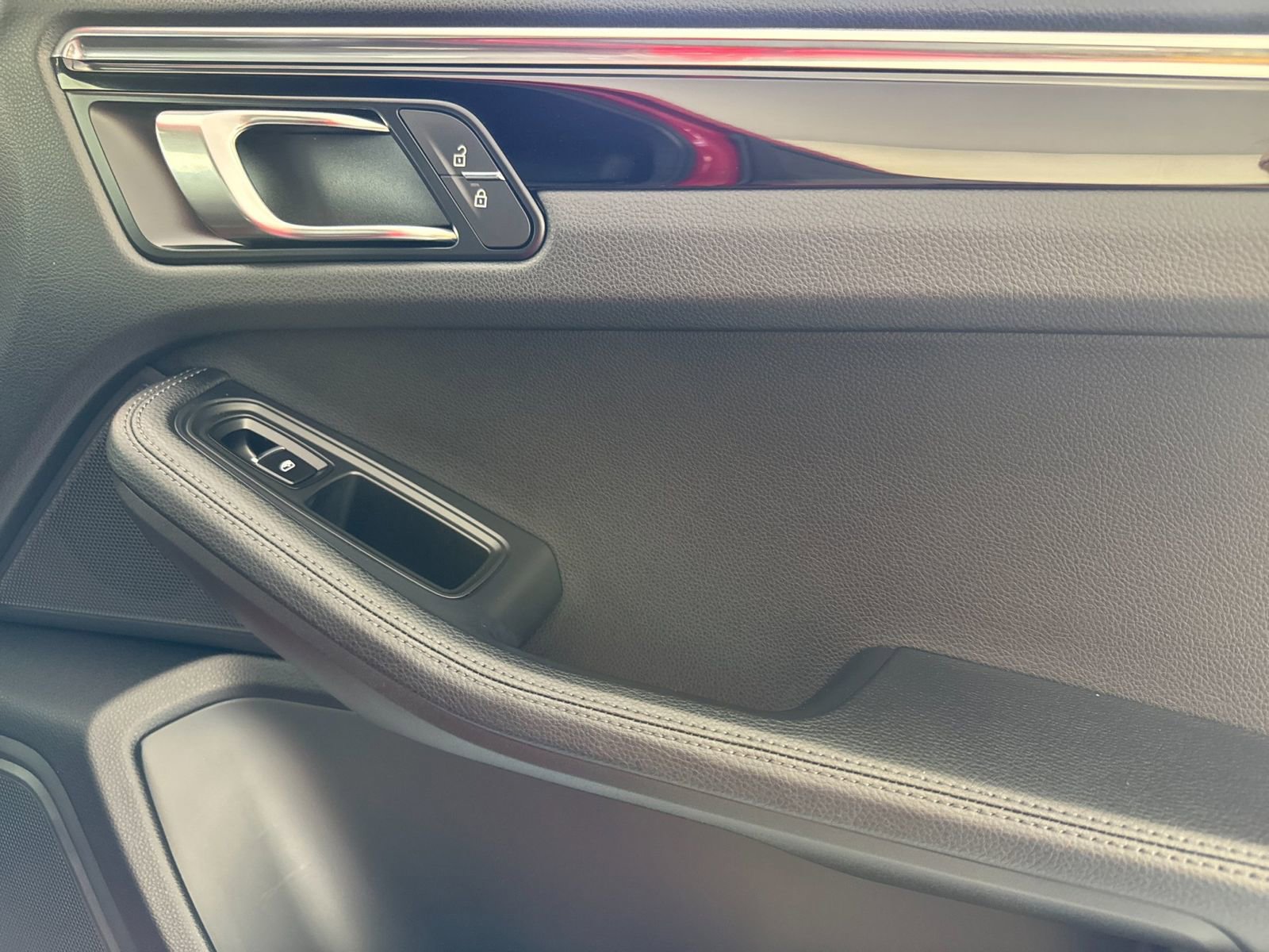 Certified 2025 Porsche Macan image 20