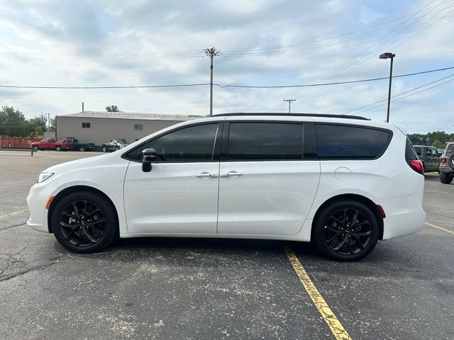 Used 2025 Chrysler Pacifica Limited FWD image 6