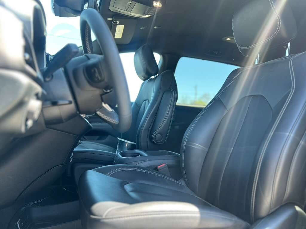 Used 2025 Chrysler Pacifica Select FWD image 11