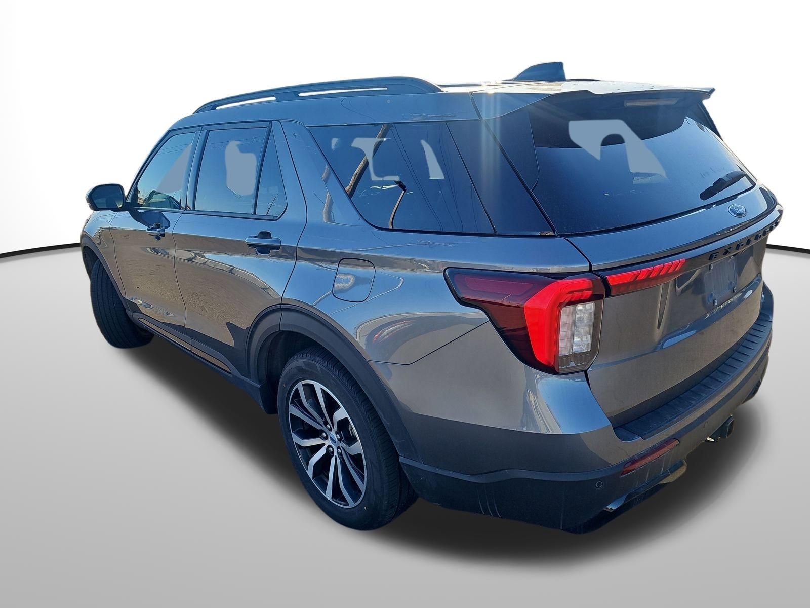 Used 2025 Ford Explorer ST-Line image 2