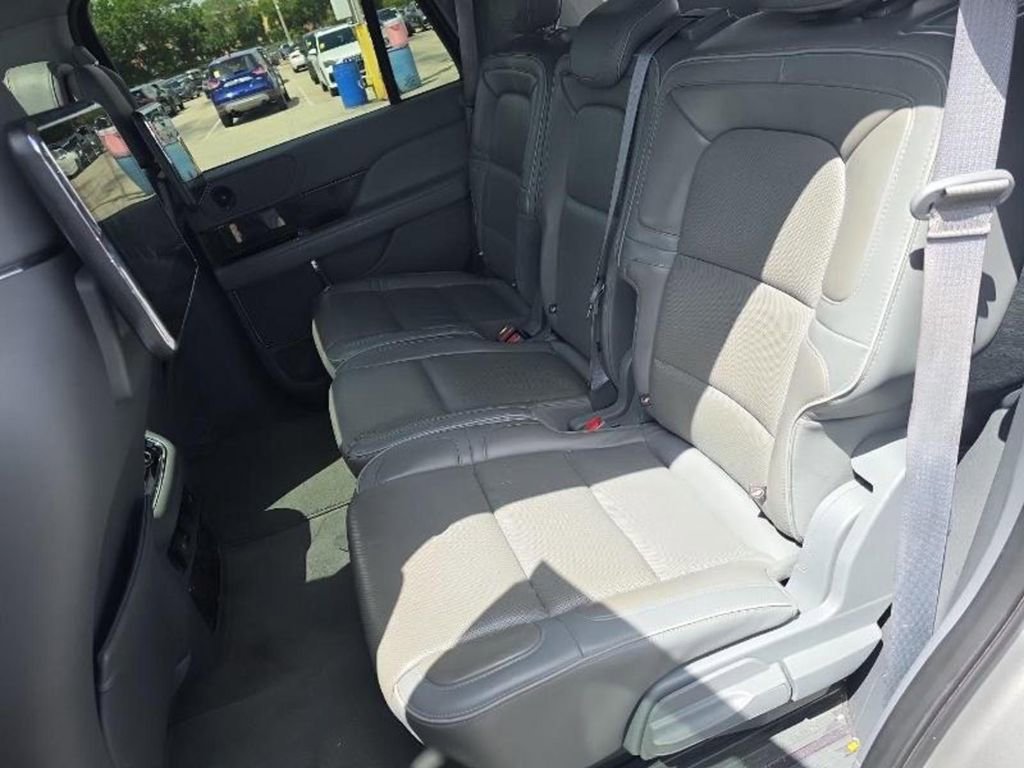 Used 2019 Lincoln Navigator Reserve image 9