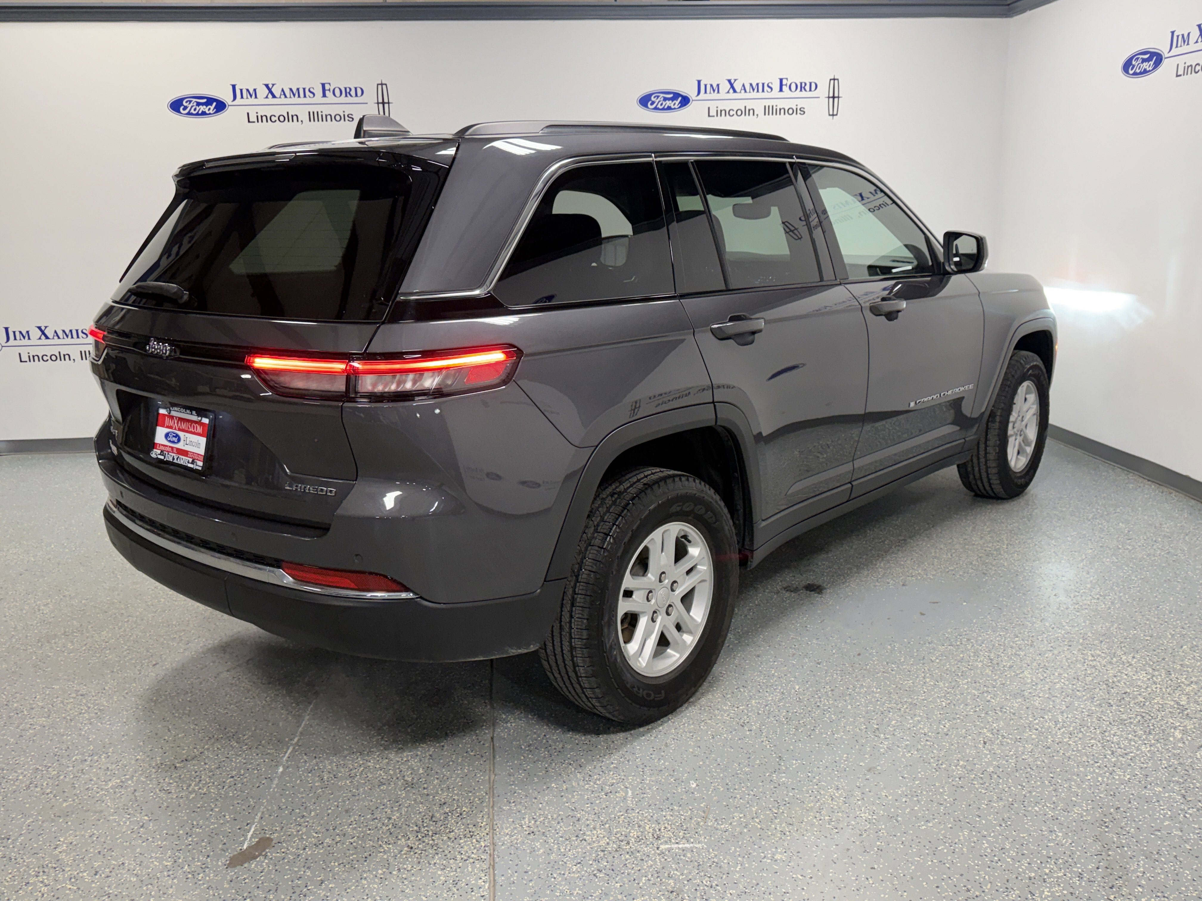 Used 2023 Jeep Grand Cherokee Laredo image 6