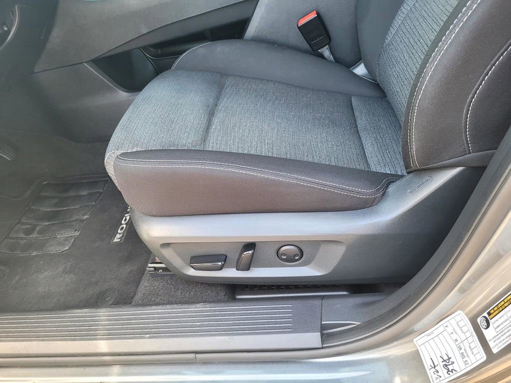 Used 2023 Nissan Rogue SV image 17