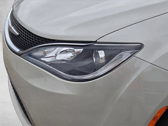 Used 2017 Chrysler Pacifica Touring Plus w/ Tire & Wheel Group FWD image 9