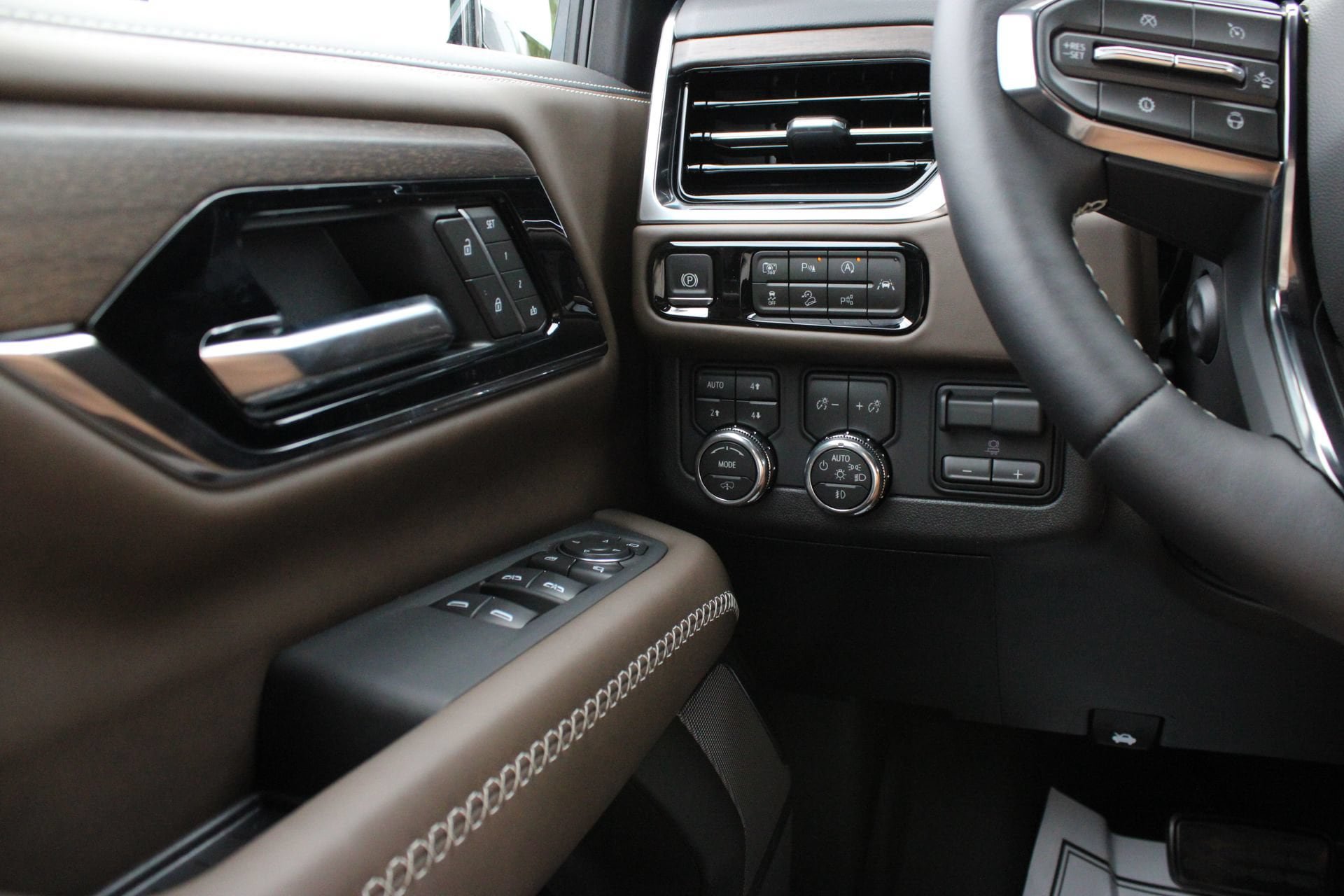 New 2026 GMC Yukon XL Denali Ultimate w/ LPO, Floor Liner Package AWD/4WD image 28