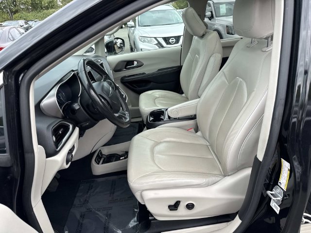Used 2020 Chrysler Pacifica Touring-L FWD image 14