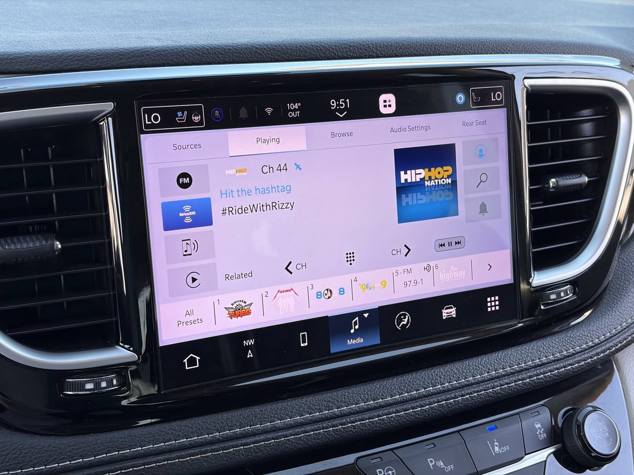 Used 2021 Chrysler Pacifica Limited w/ Uconnect Theater Family Group FWD image 27