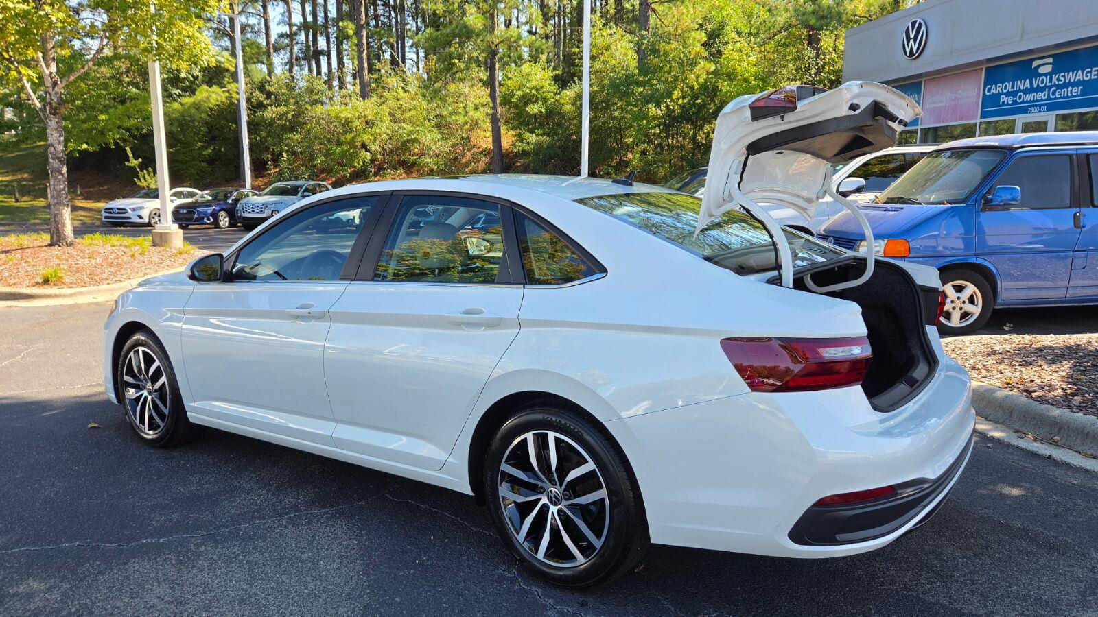 Certified 2025 Volkswagen Jetta SE w/ Sunroof Package FWD image 65