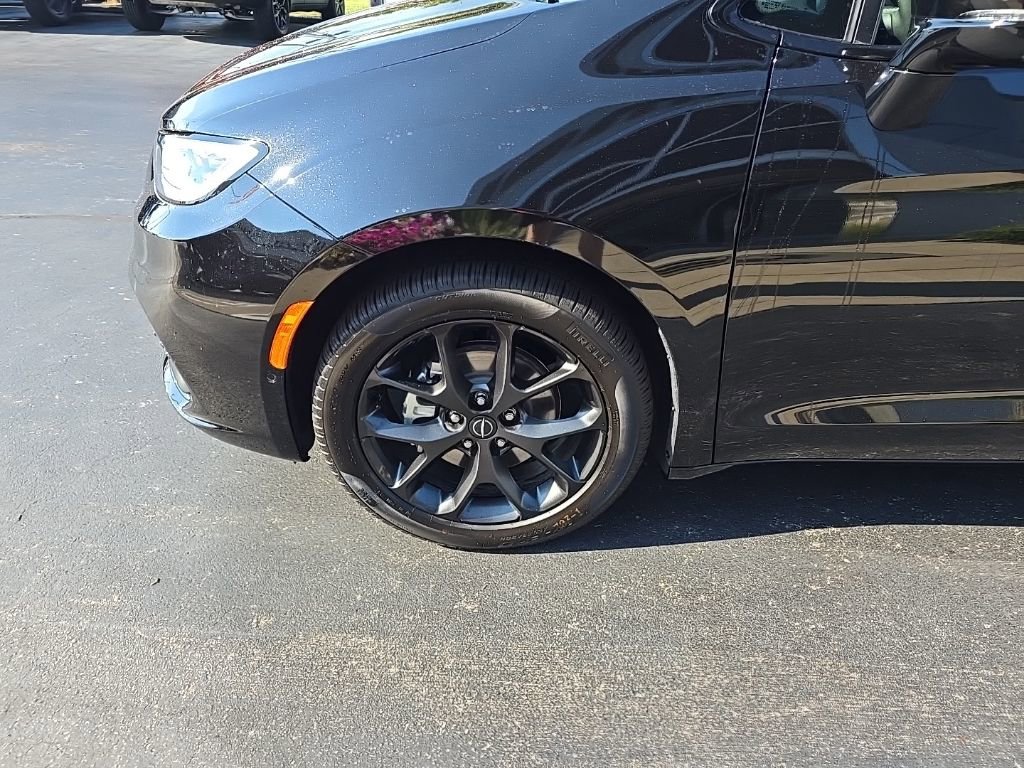 New 2026 Chrysler Pacifica Limited w/ S Appearance Package image 14