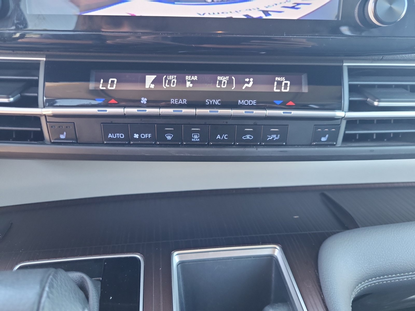 Used 2023 Toyota Sienna XLE FWD image 14