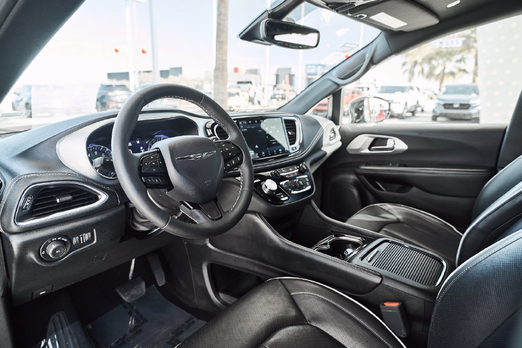 Used 2025 Chrysler Pacifica Limited FWD image 2