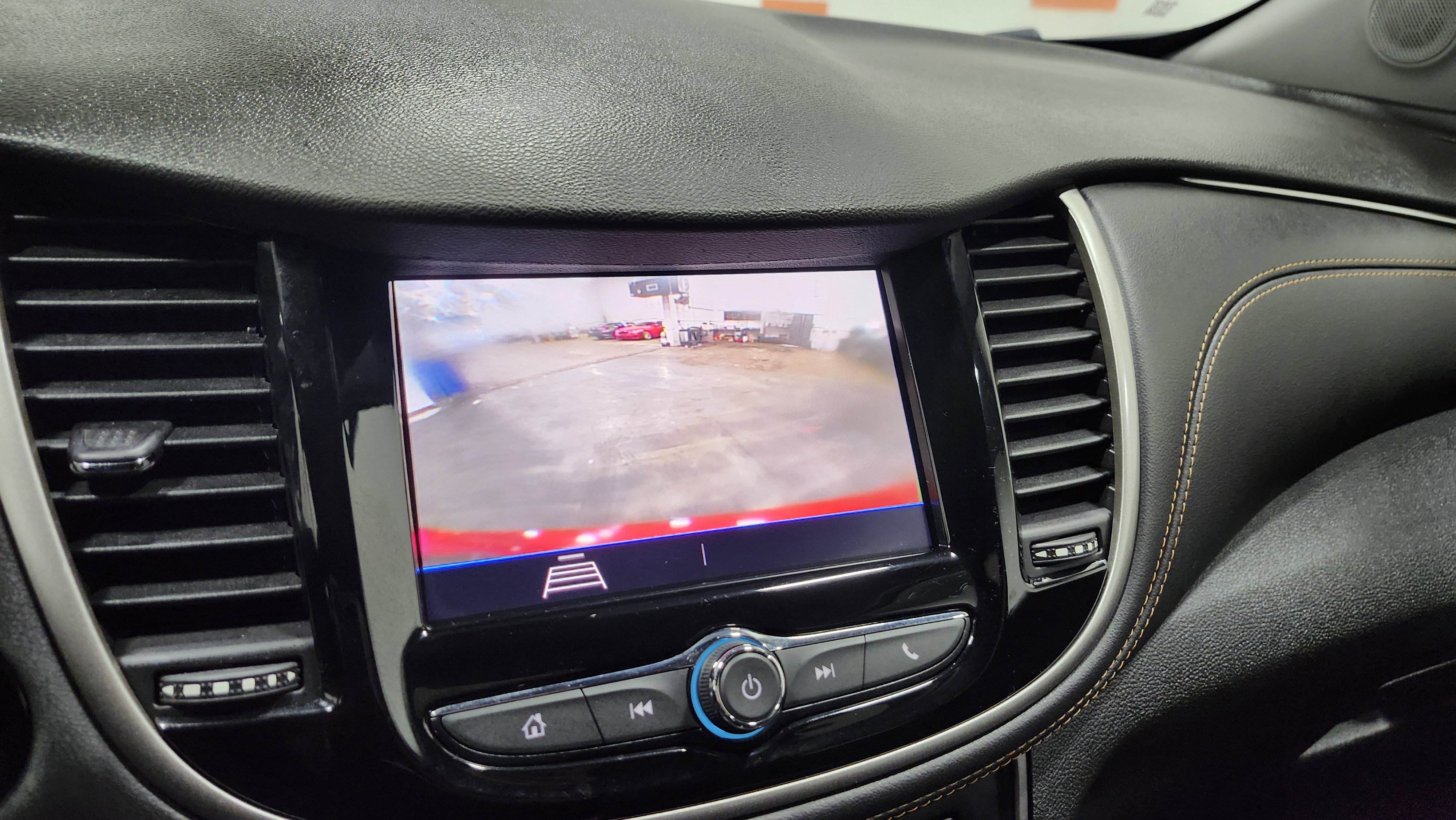 Used 2020 Chevrolet Trax LT w/ LT Convenience Package image 2