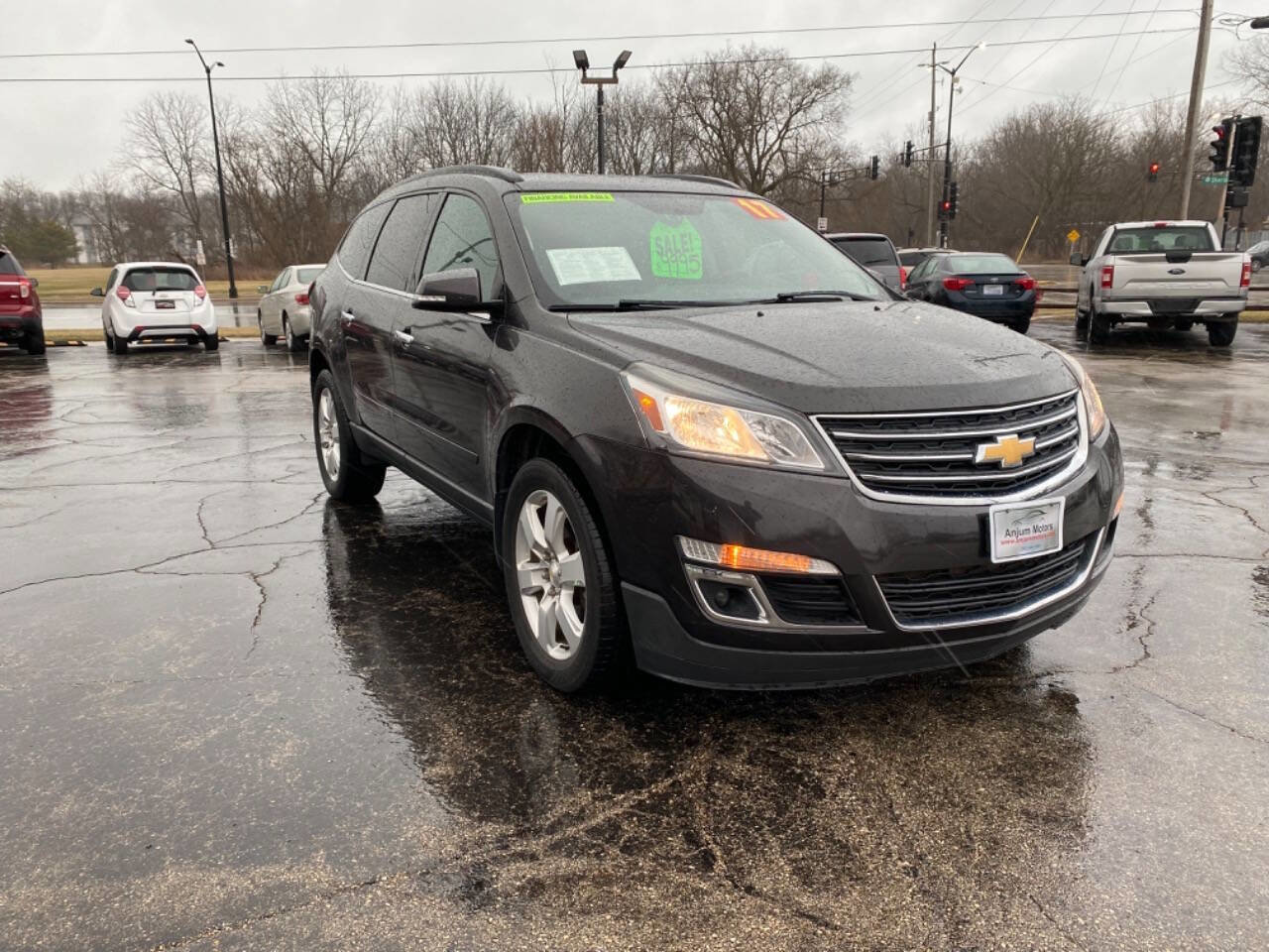 Used 2017 Chevrolet Traverse LT w/ Style and Technology Package image 2