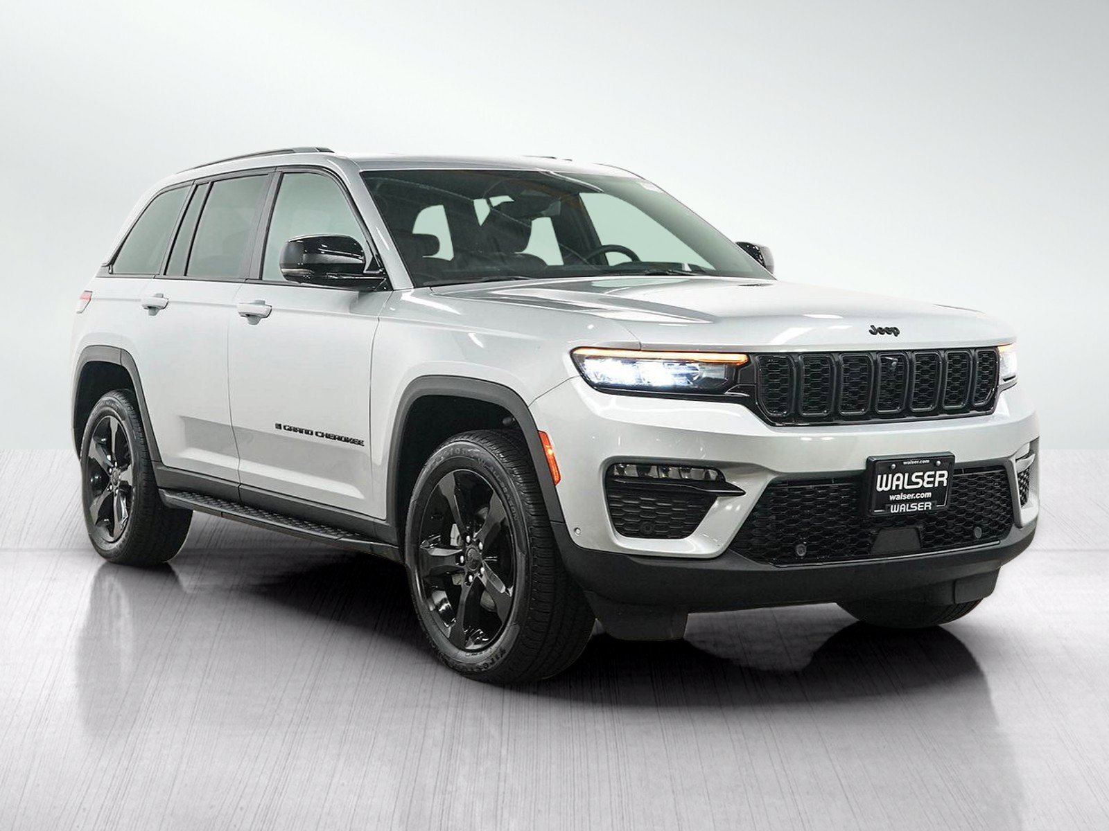Used 2024 Jeep Grand Cherokee Limited w/ Luxury Tech Group II AWD/4WD image 7
