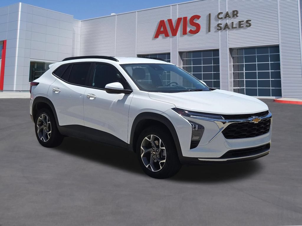 Used 2025 Chevrolet Trax LT w/ LT Convenience Package FWD image 3