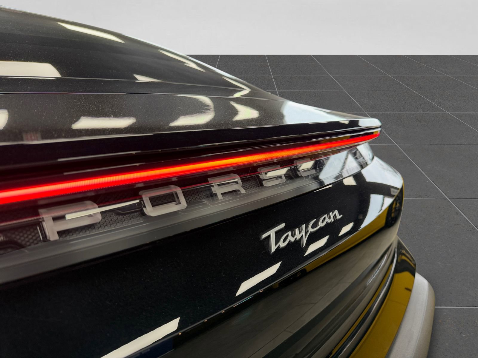 Used 2022 Porsche Taycan image 42