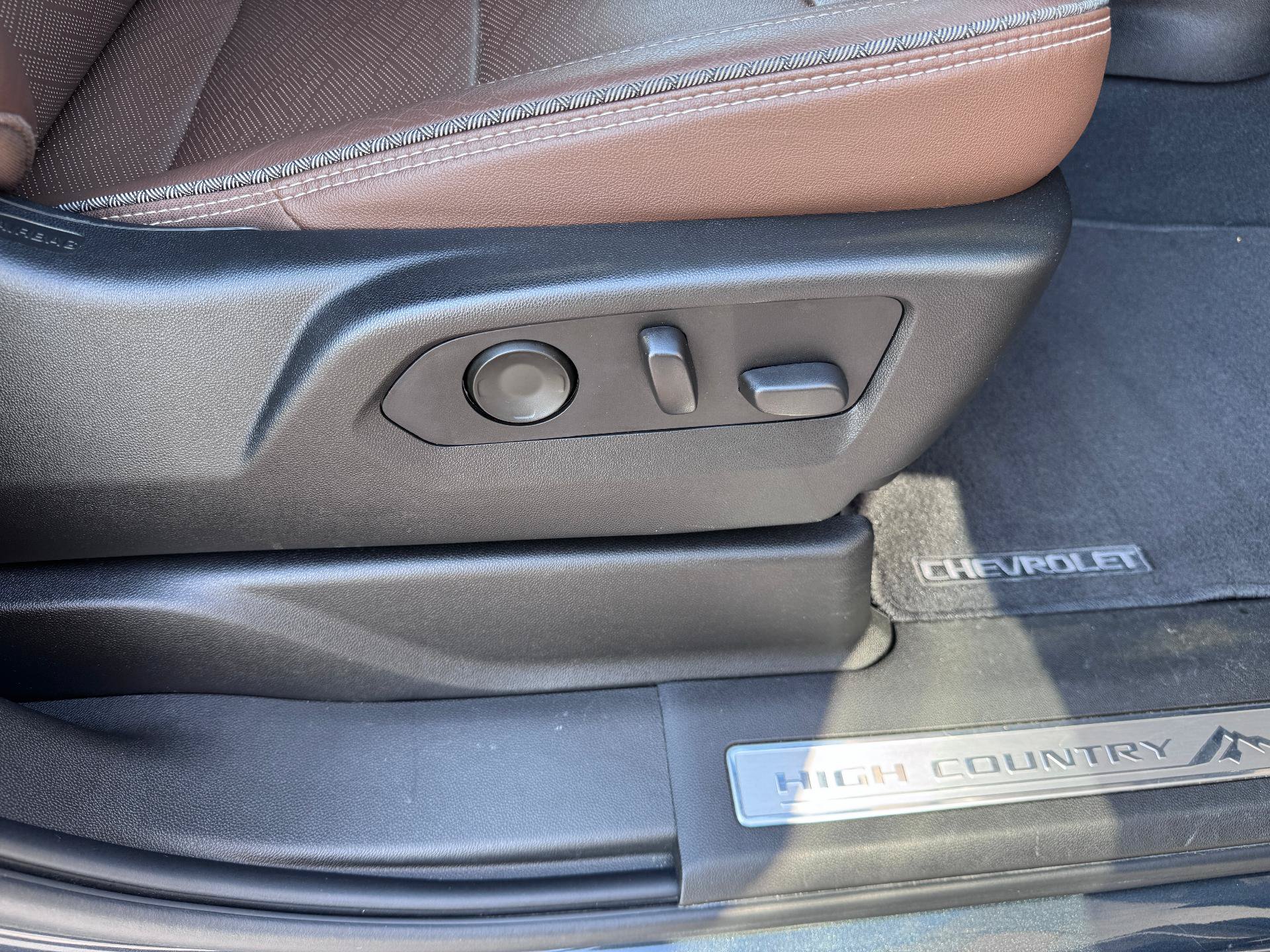Used 2021 Chevrolet Suburban High Country AWD/4WD image 22