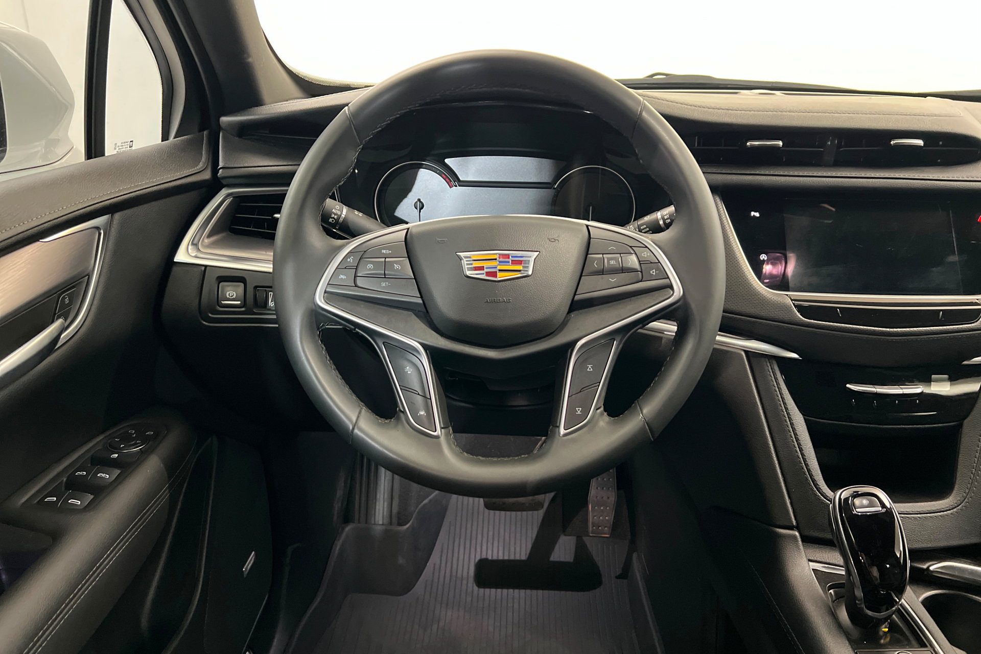 Used 2025 Cadillac XT5 Luxury w/ LPO, Floor Liner Package AWD/4WD image 12