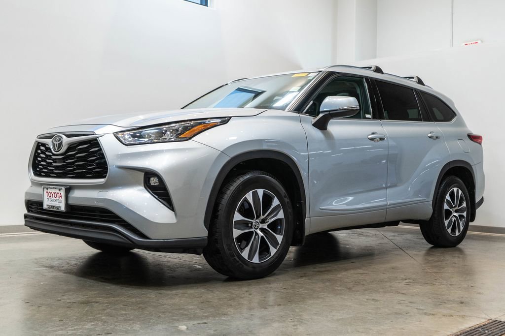 Used 2020 Toyota Highlander XLE AWD/4WD image 3