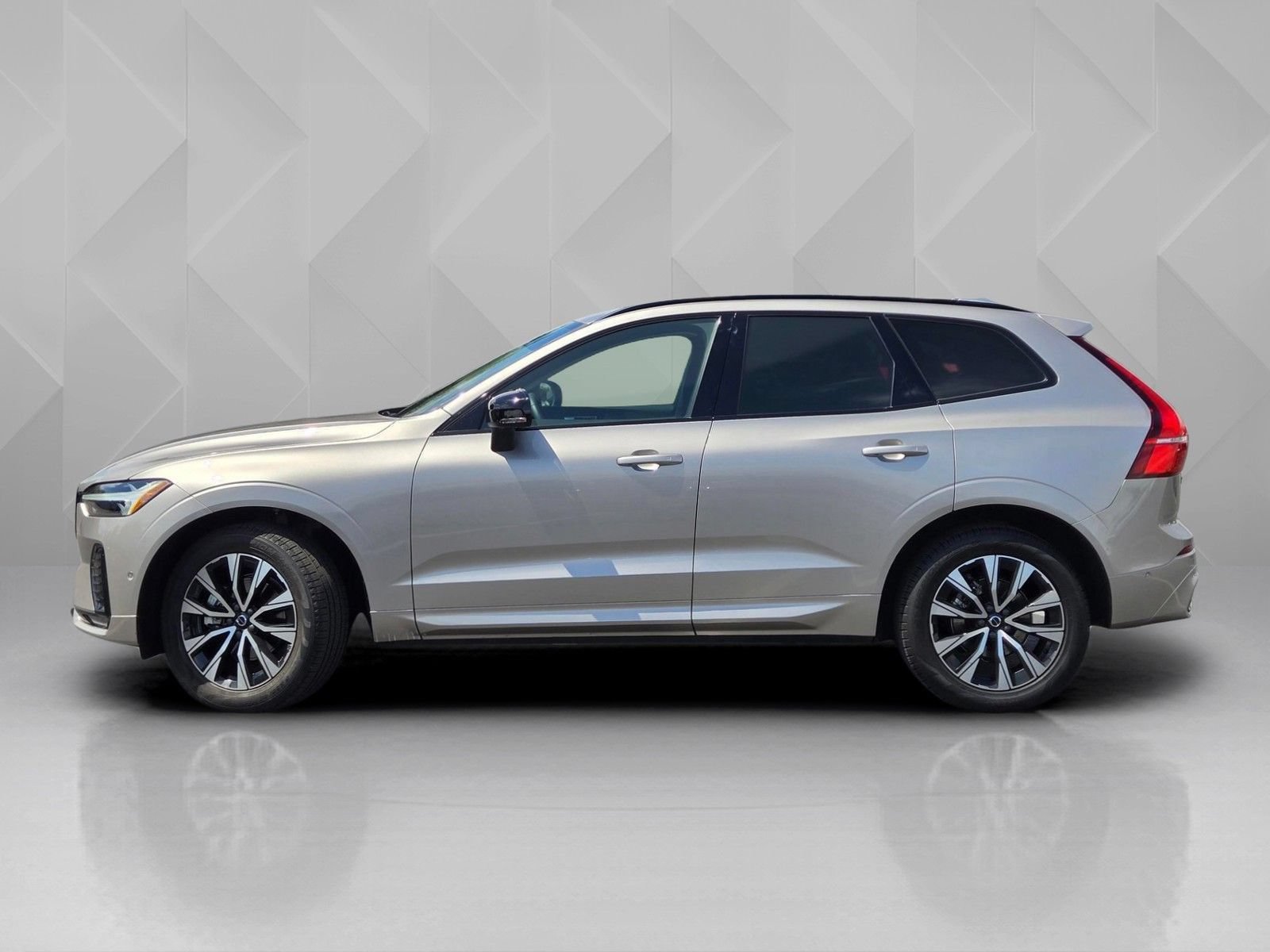 Certified 2025 Volvo XC60 B5 Plus AWD/4WD image 4