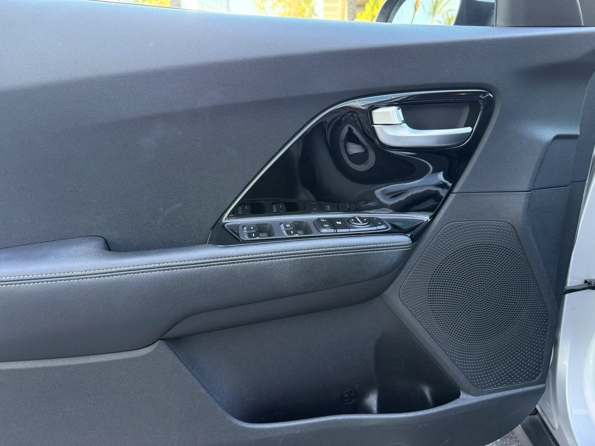 Used 2021 Kia Niro LXS FWD image 11
