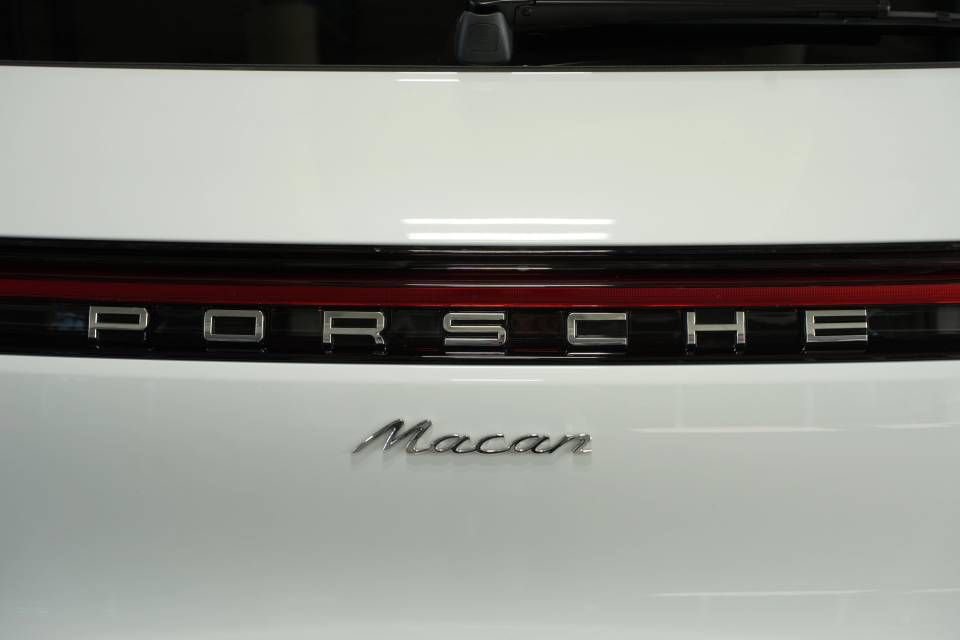 Certified 2025 Porsche Macan AWD/4WD image 38