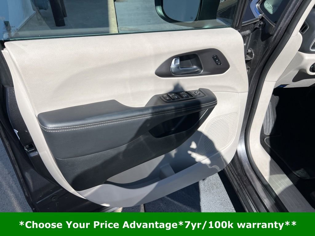 Certified 2023 Chrysler Pacifica Touring-L image 35