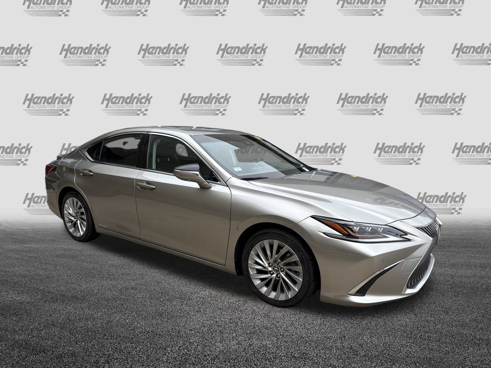 Used 2019 Lexus ES 300h w/ Accessory Package image 2