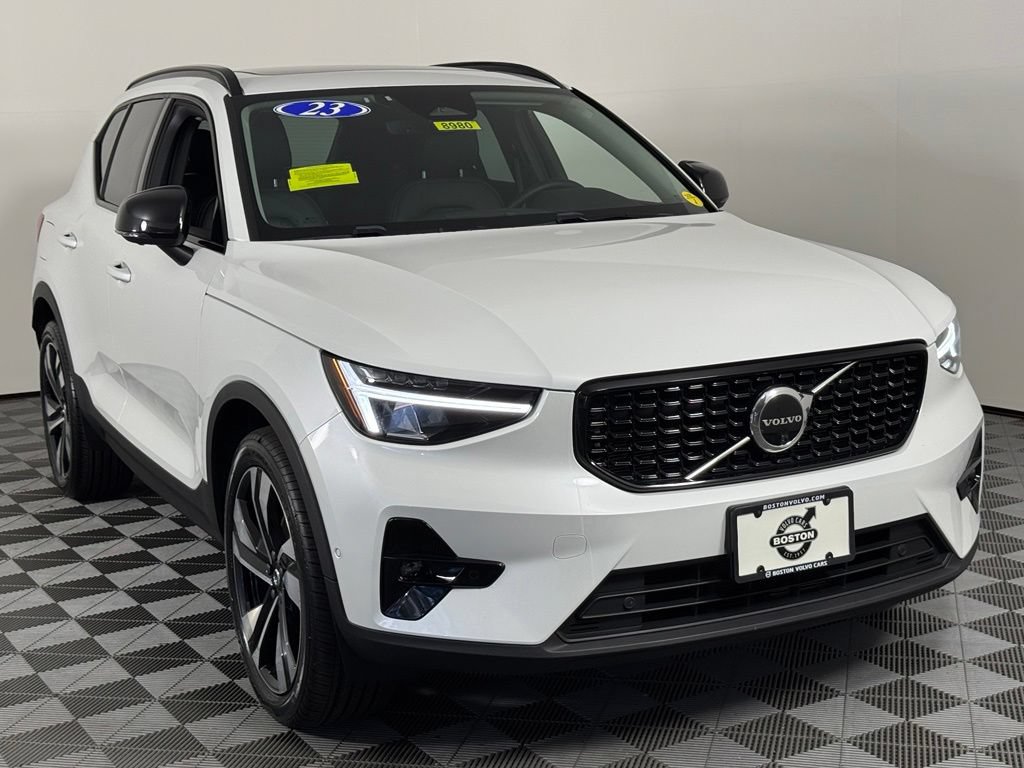 Certified 2023 Volvo XC40 B5 Plus w/ Driver Assist Package AWD/4WD image 3