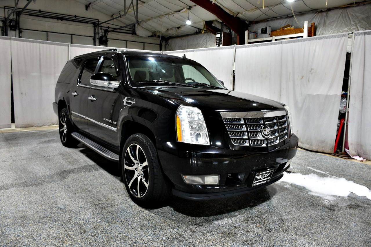 Used 2011 Cadillac Escalade ESV Luxury image 3