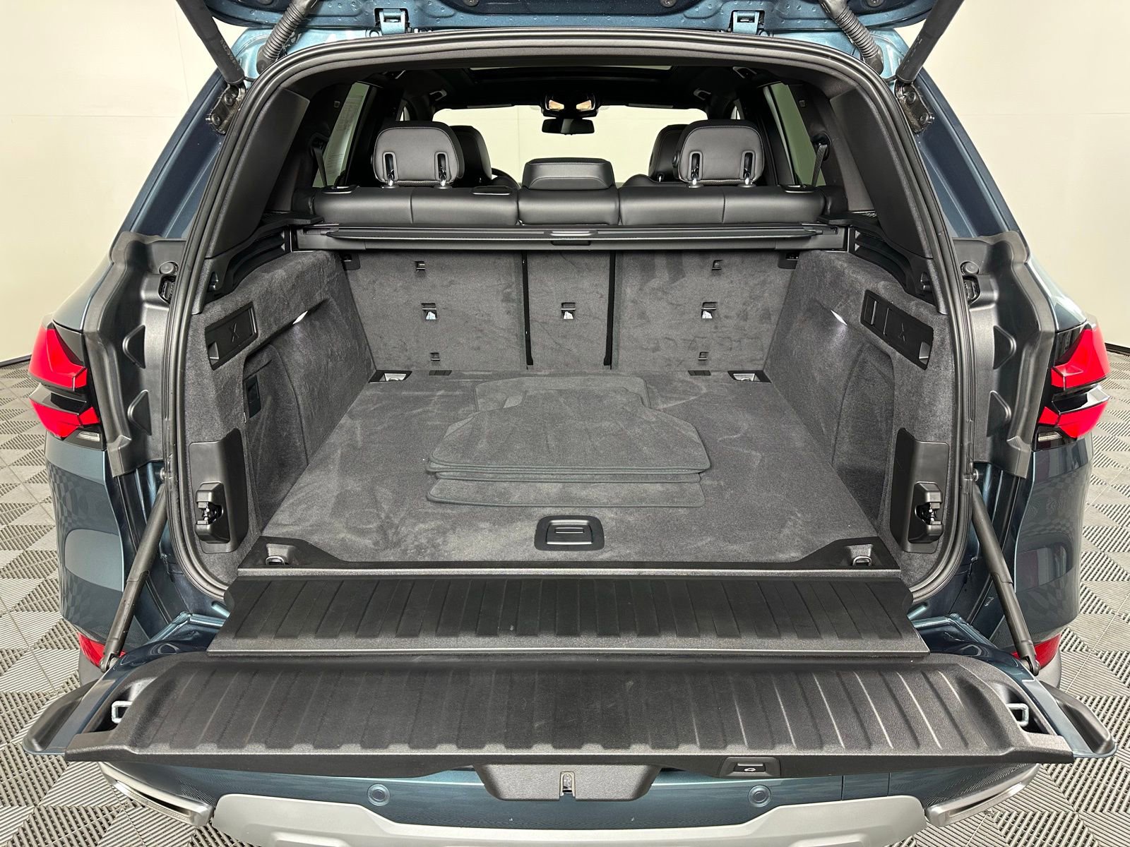 Used 2024 BMW X5 xDrive40i w/ Parking Assistance Package image 29