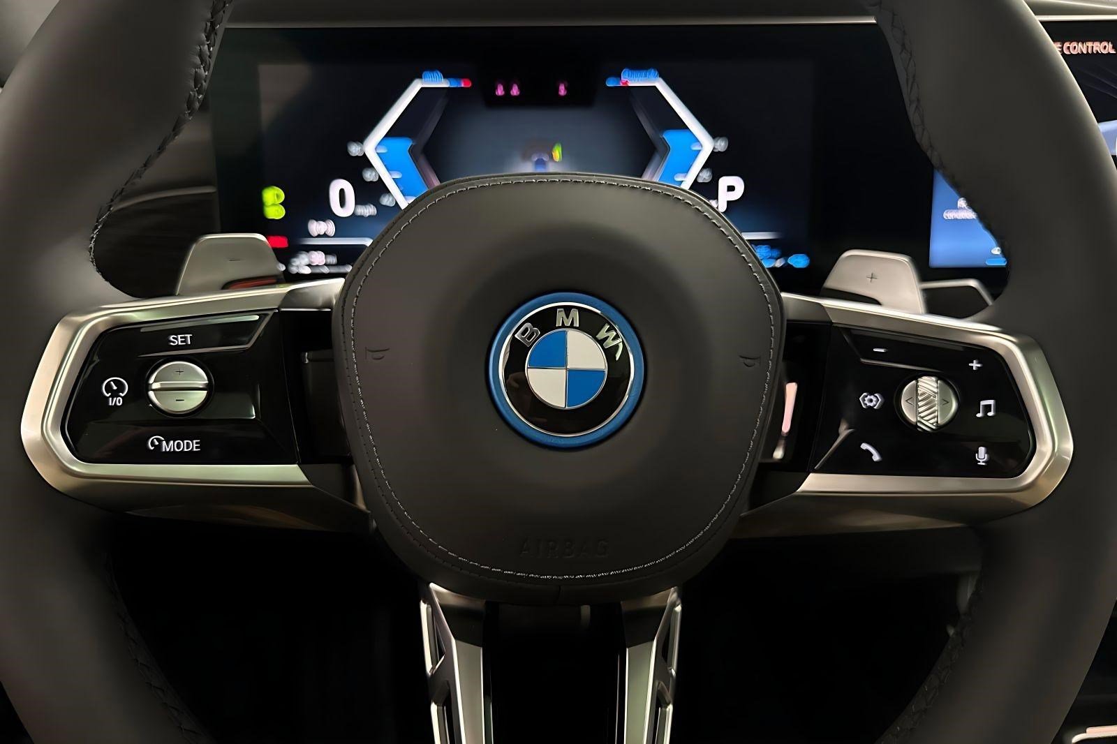 New 2026 BMW 750e xDrive image 17