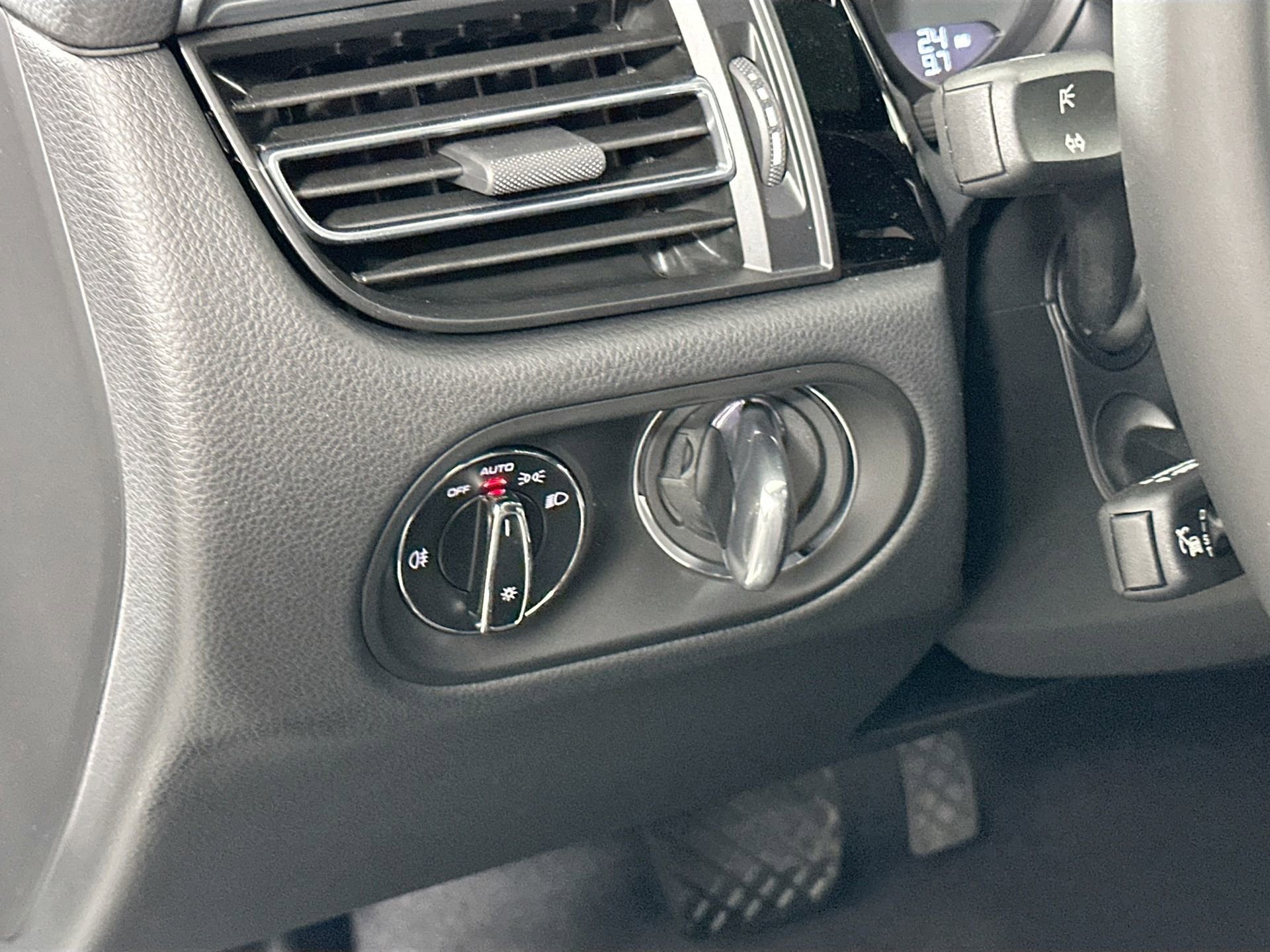 Certified 2025 Porsche Macan image 34