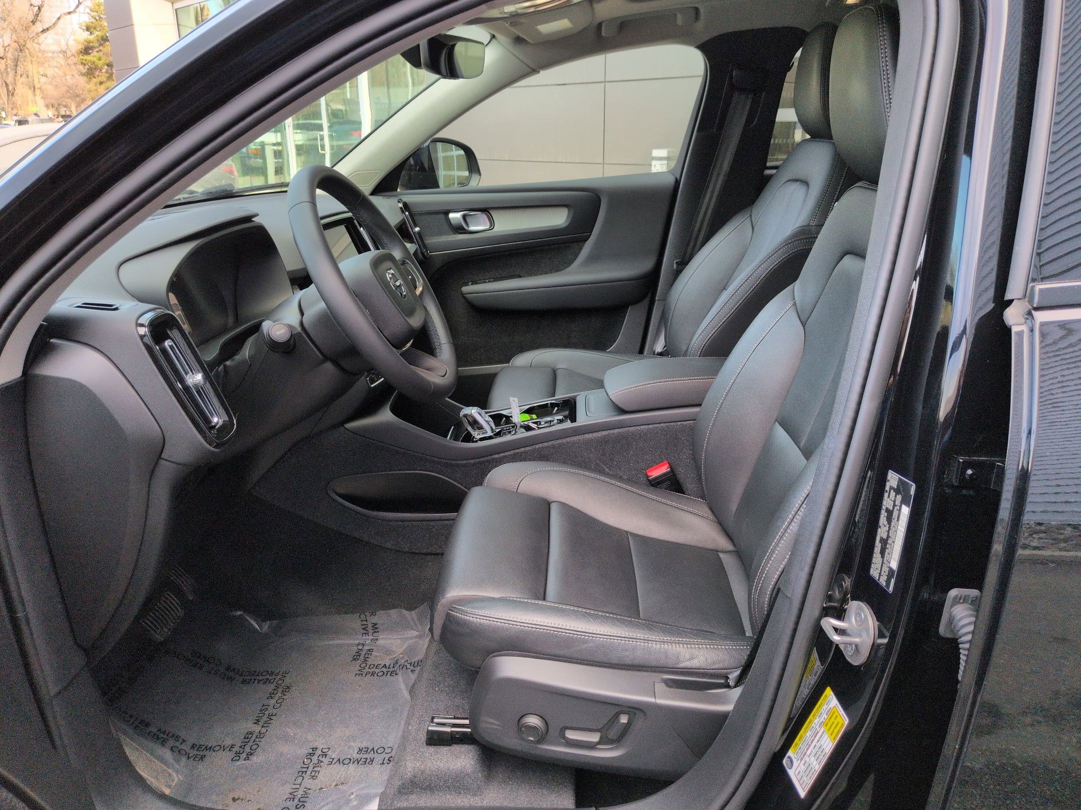 Used 2024 Volvo XC40 B5 Plus image 23