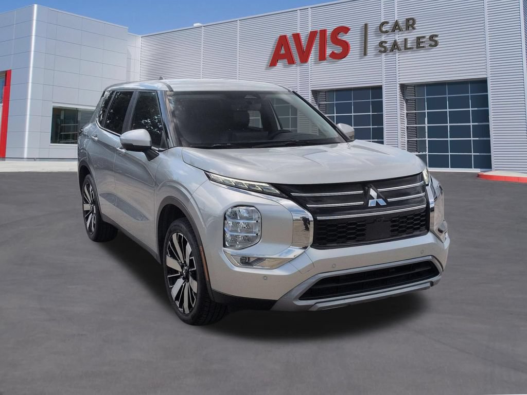 Used 2025 Mitsubishi Outlander SE FWD image 3